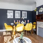 Sleek 4 Bed In Newcastle- Sleeps 9 - Parking