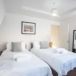 Oakstays - Bright, Spacious Gem