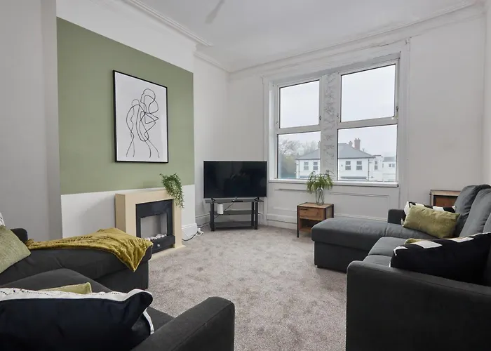 Large 4 Bedroom Home Near Newcastle City Centre