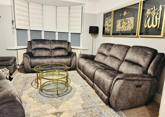Elegant 4Br Home: Stylish Comfort Retreat