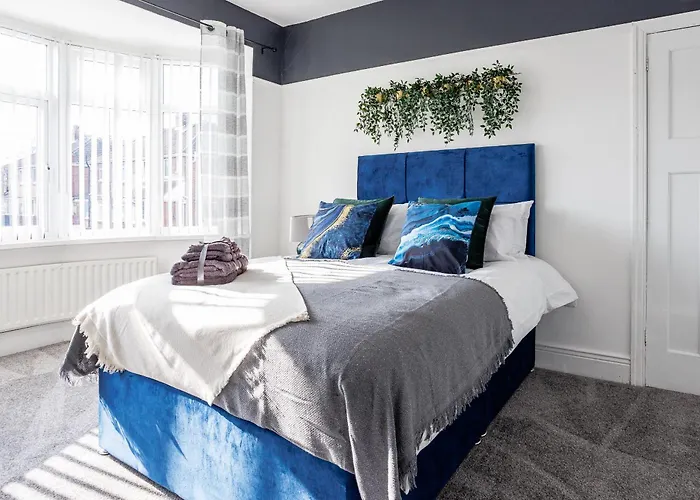 Sleek 4 Bed In Newcastle- Sleeps 9 - Parking