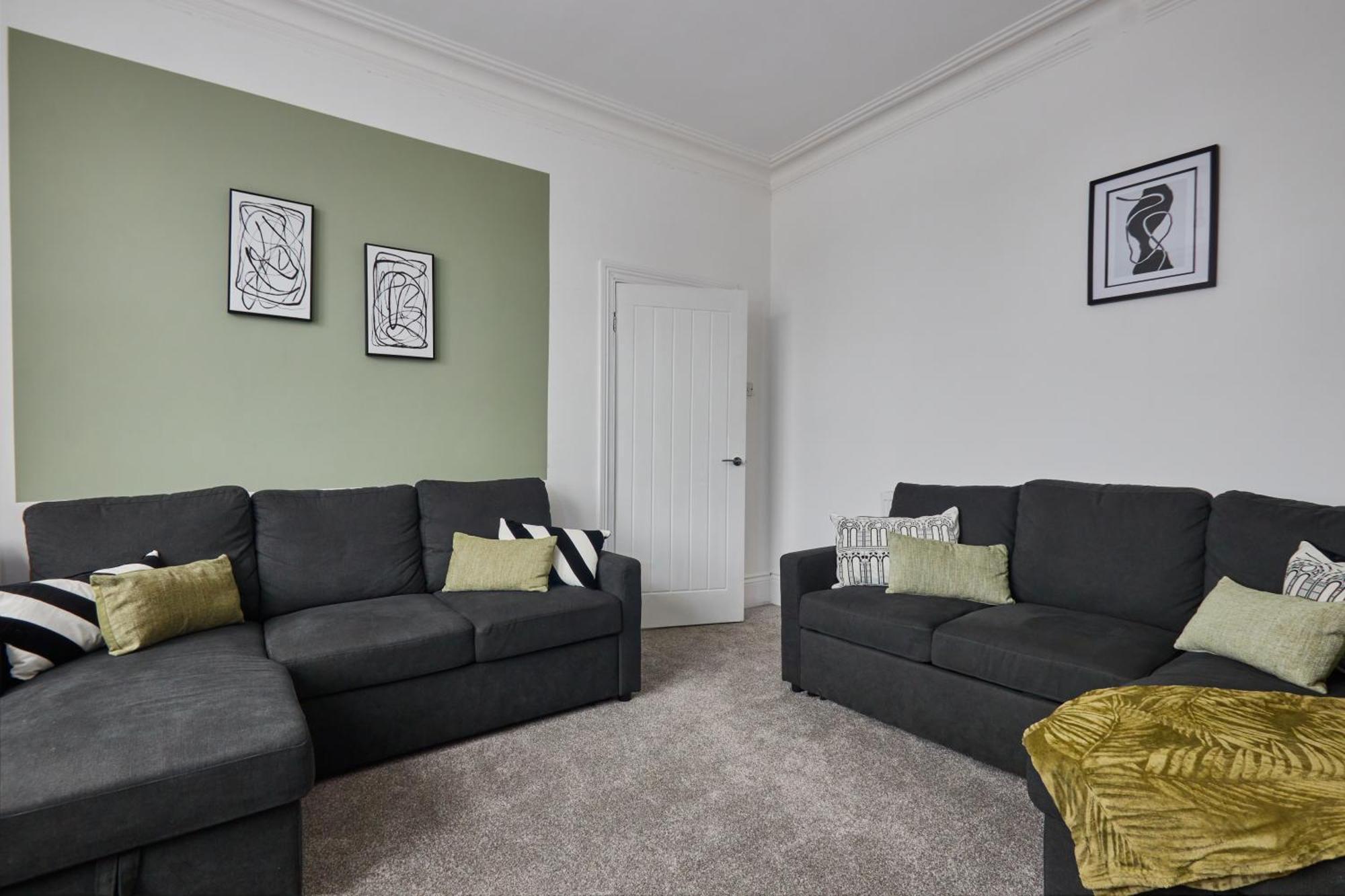 Large 4 Bedroom Near Centre Apartment *