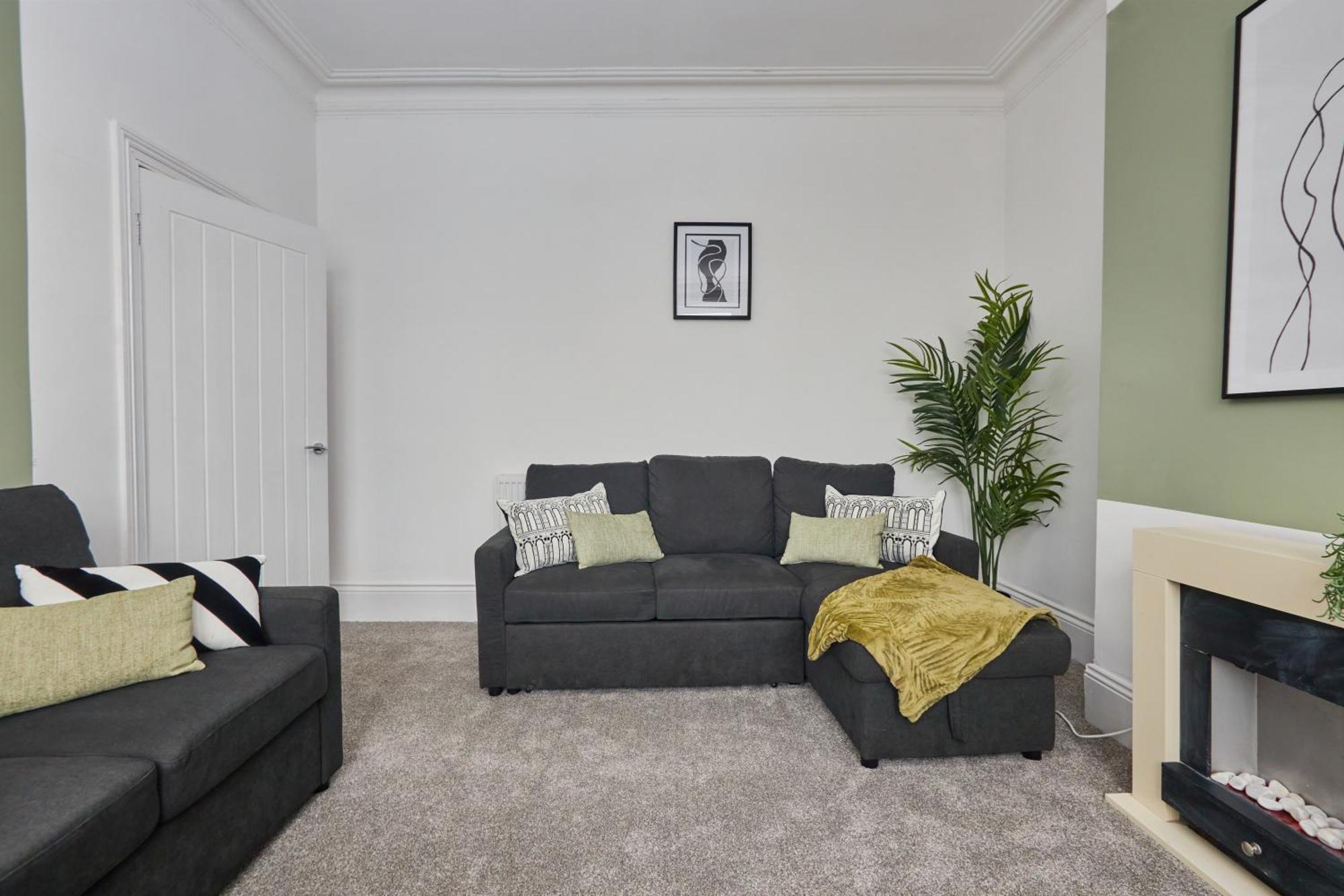 Large 4 Bedroom Near Centre *