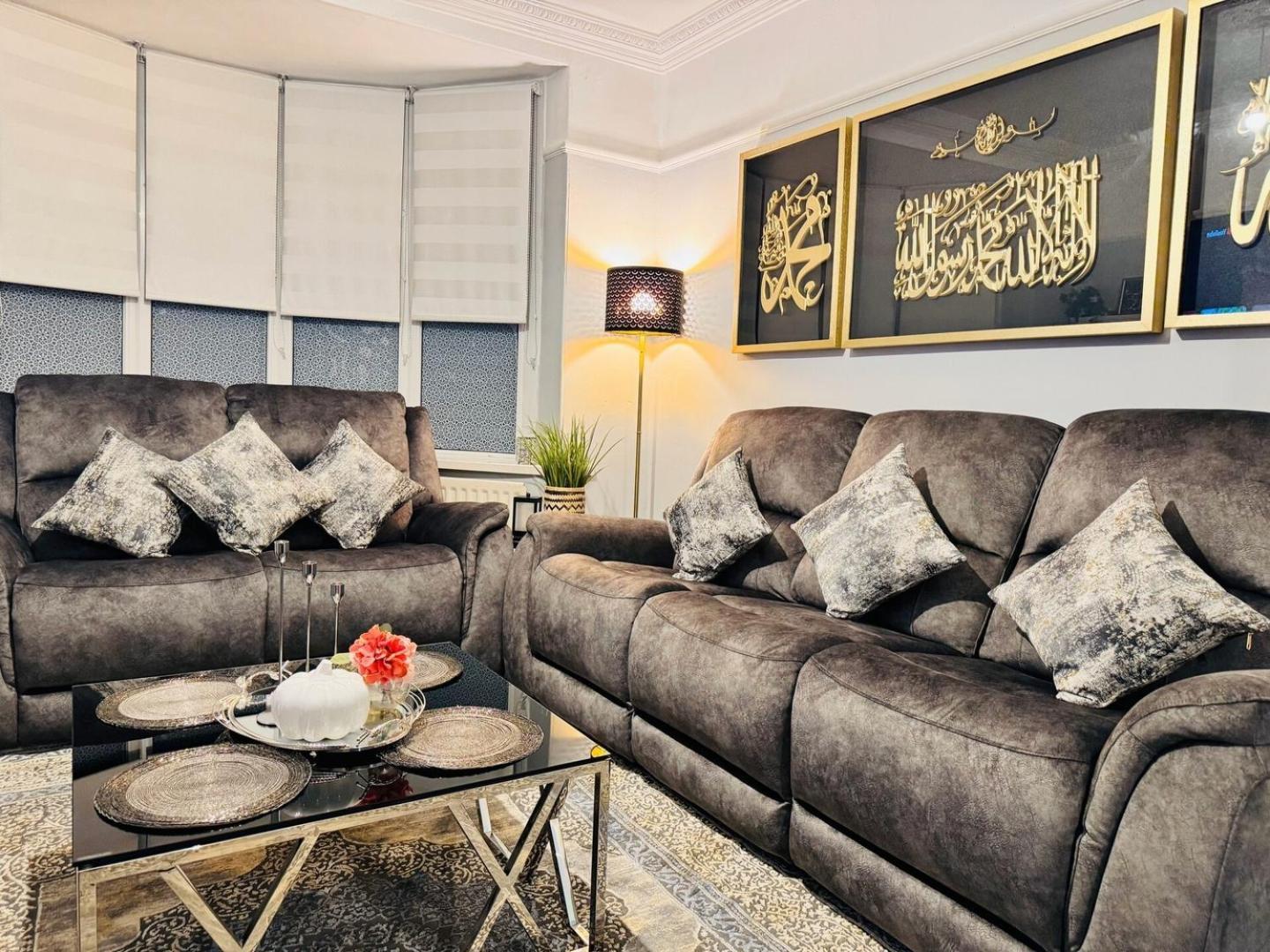 Elegant 4br Home: Stylish Comfort Retreat *