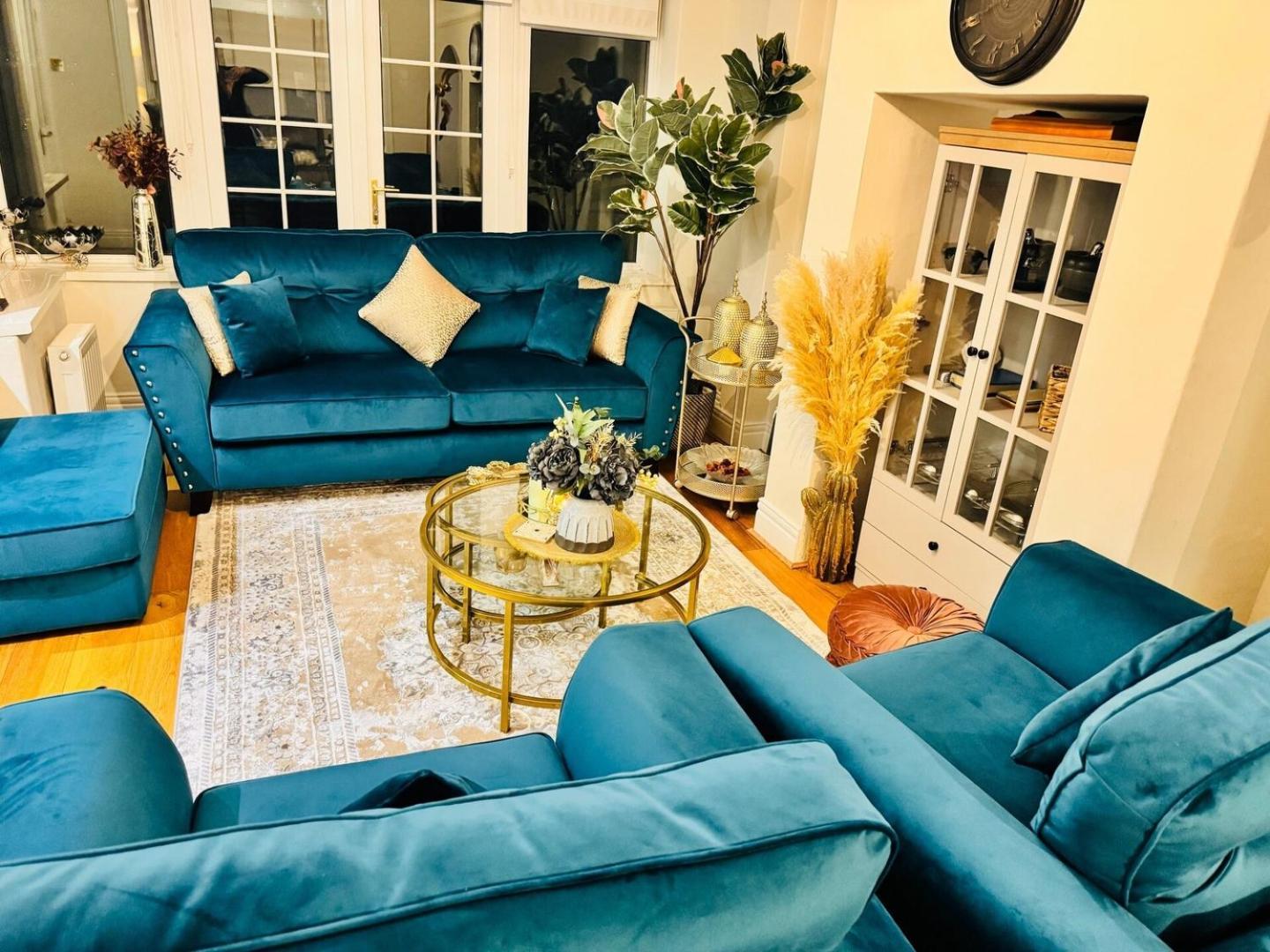 Elegant 4br Home: Stylish Comfort Retreat