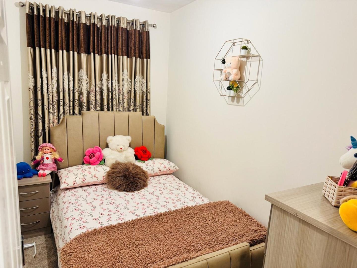 Elegant 4br Home: Stylish Comfort Retreat