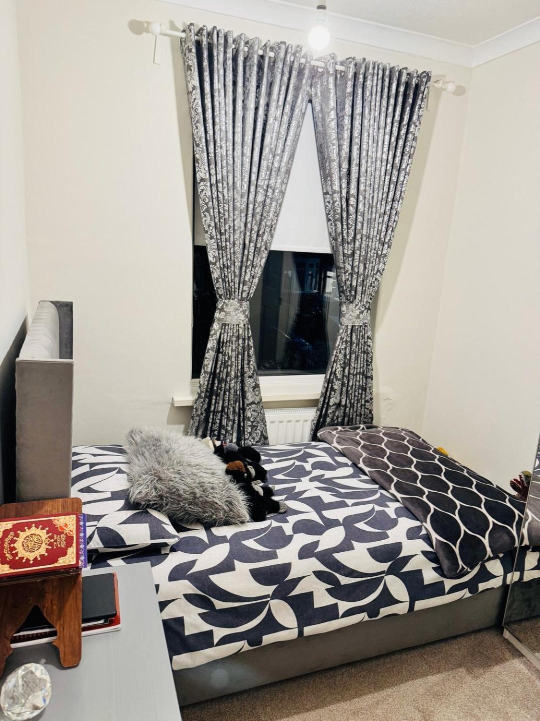 Elegant 4br Home: Stylish Comfort Retreat Holiday home