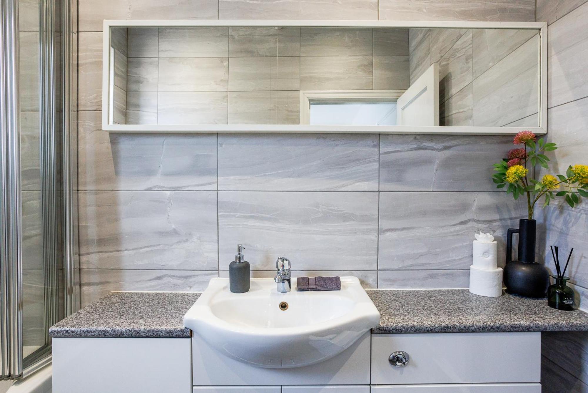 Sleek 4 Bed In Newcastle- Sleeps 9 - Parking Holiday home Newcastle upon Tyne