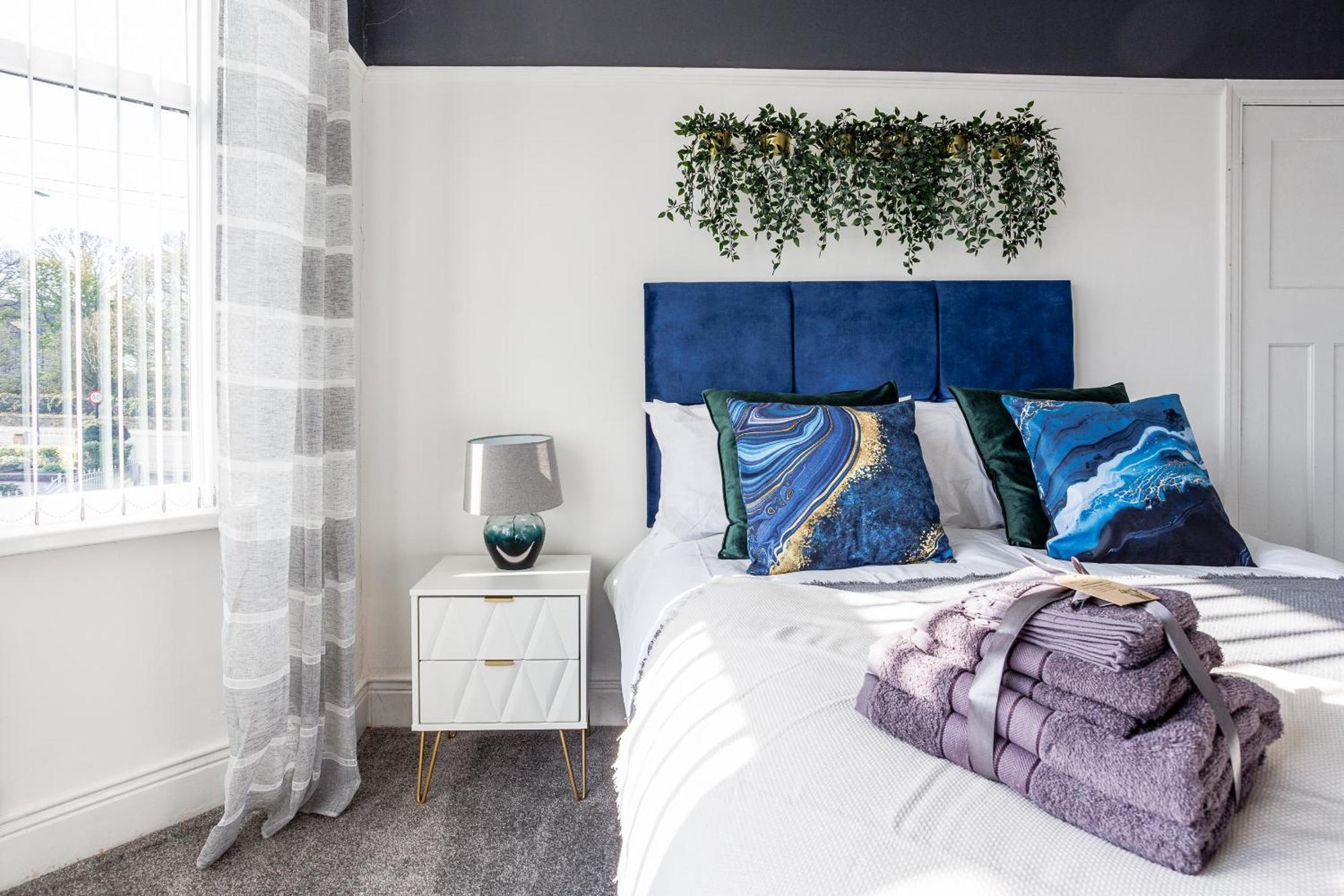 Sleek 4 Bed In Newcastle- Sleeps 9 - Parking