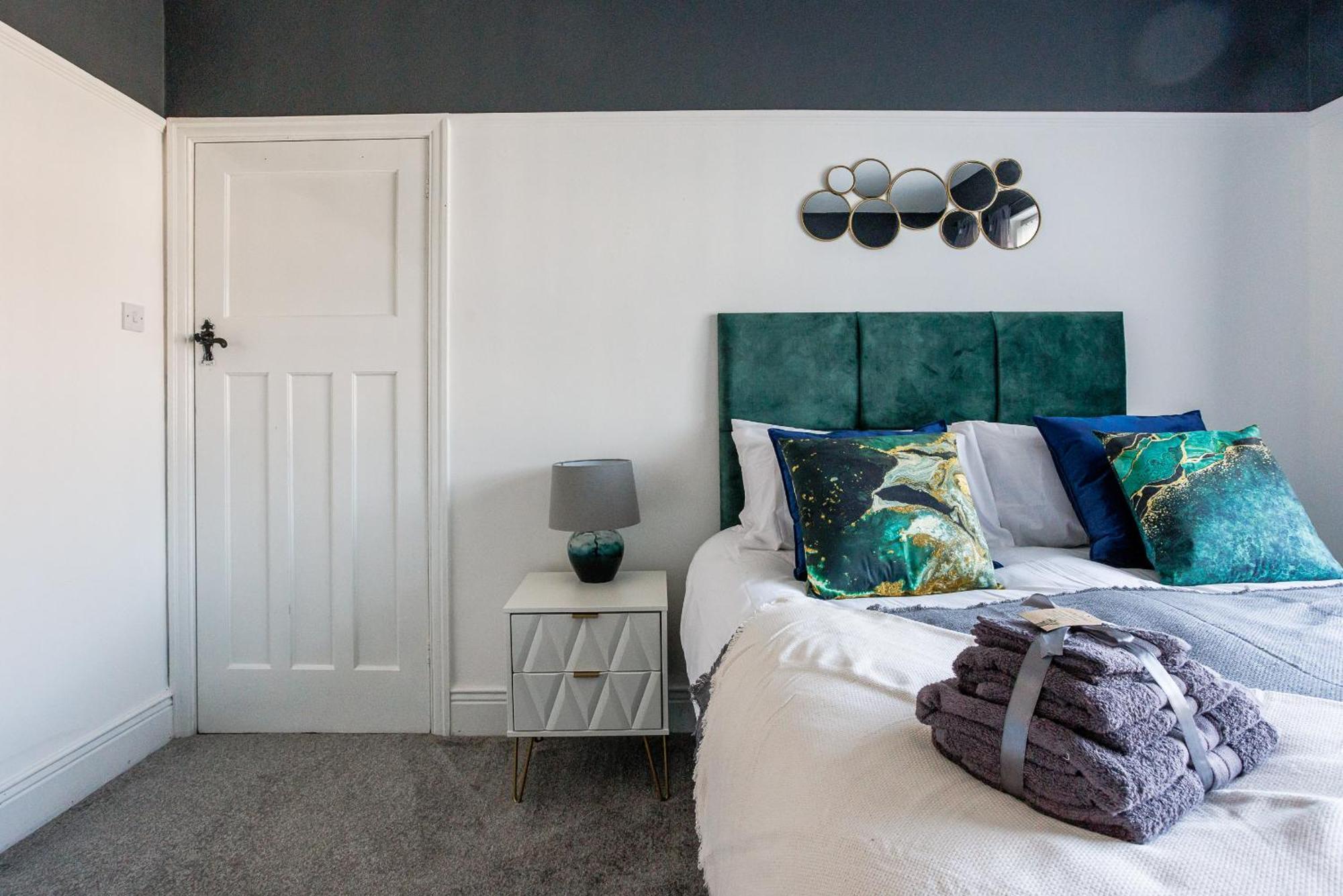 Sleek 4 Bed In Newcastle- Sleeps 9 - Parking Holiday home Newcastle upon Tyne