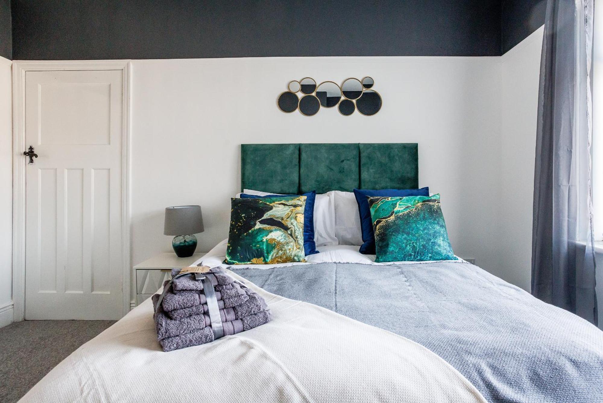 Holiday home Sleek 4 Bed In Newcastle- Sleeps 9 - Parking