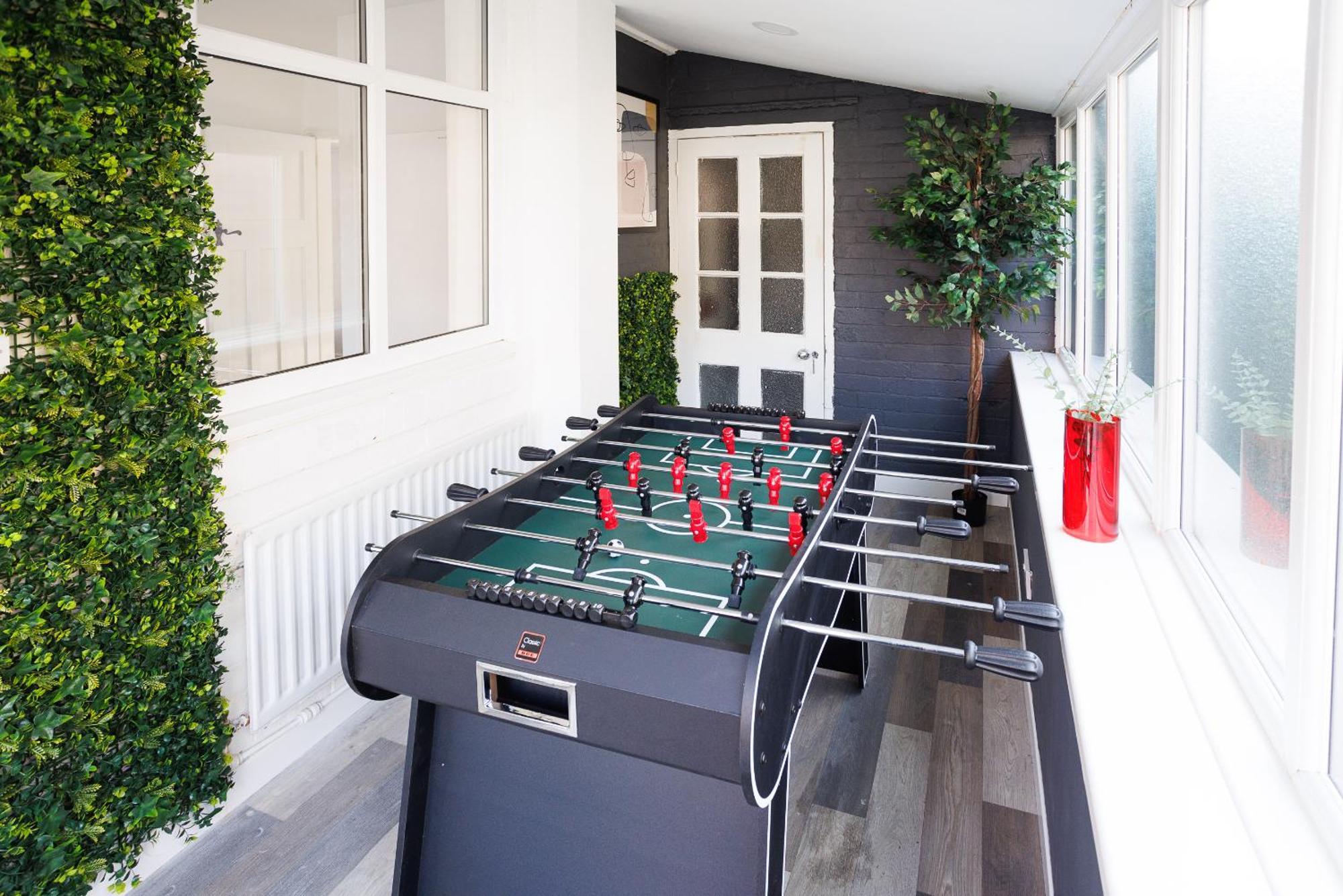 Sleek 4 Bed In Newcastle- Sleeps 9 - Parking