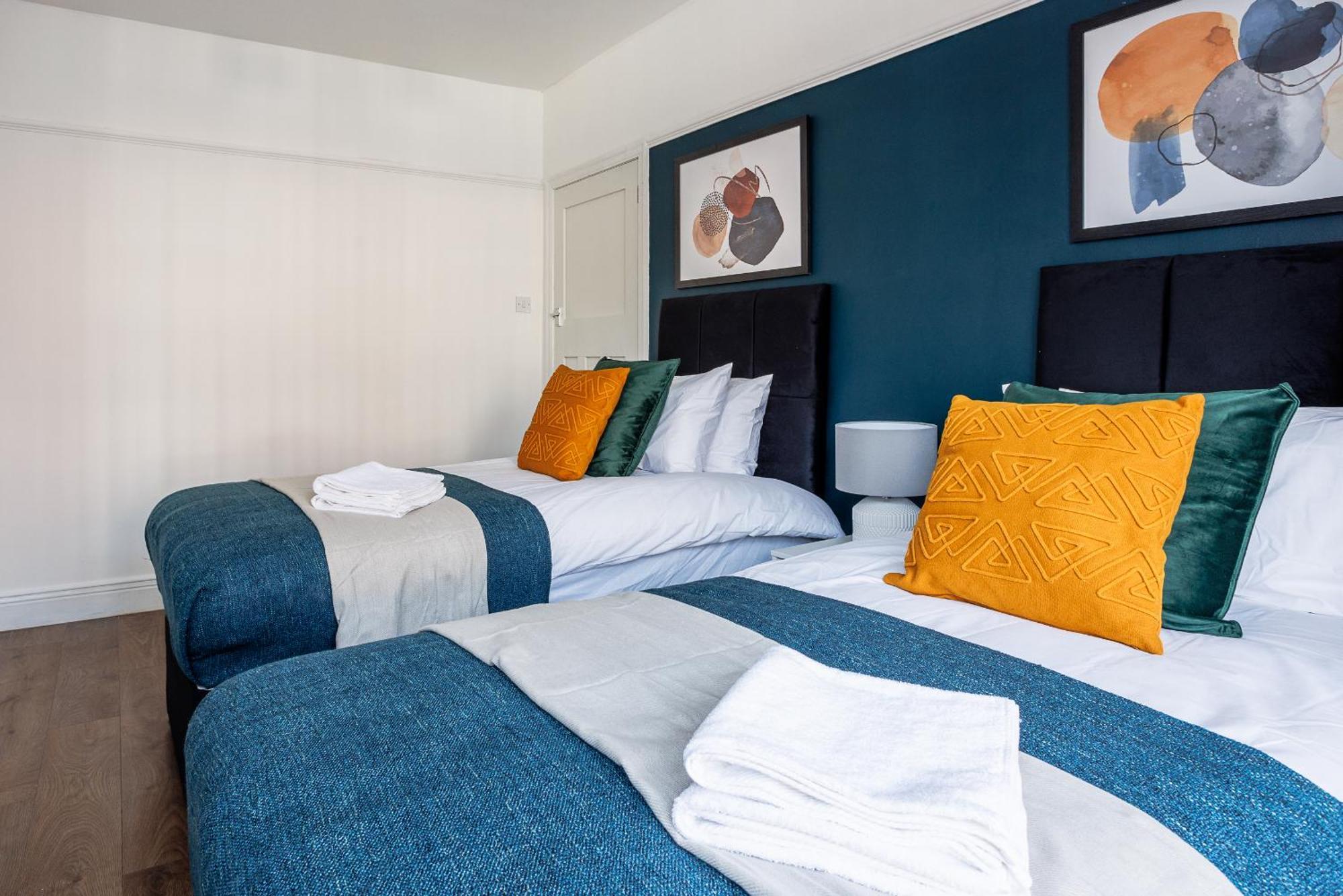 Sleek 4 Bed In Newcastle- Sleeps 9 - Parking * Newcastle upon Tyne
