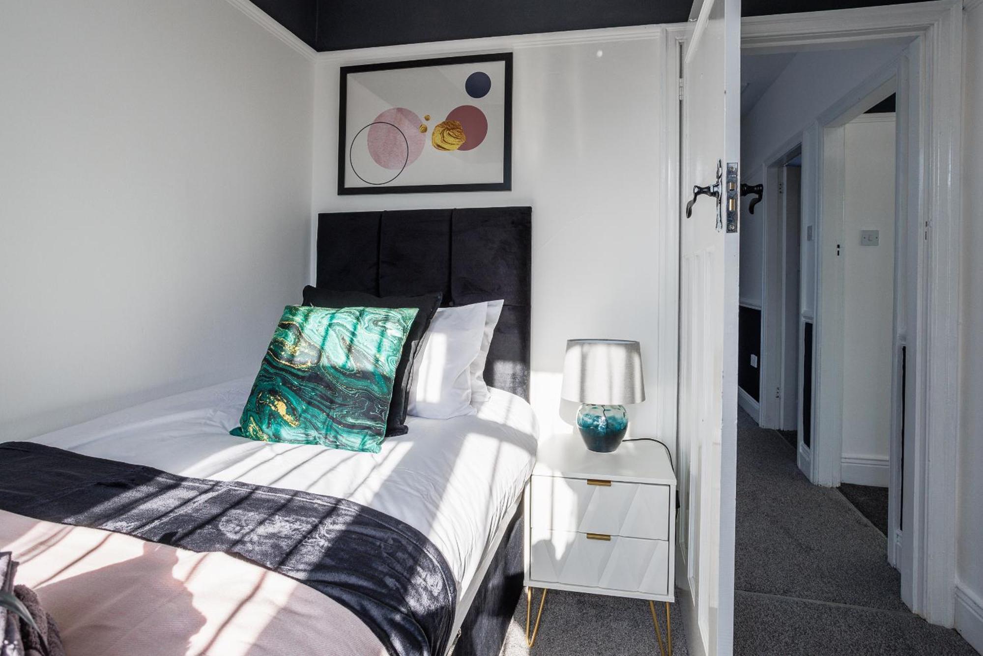 Sleek 4 Bed In Newcastle- Sleeps 9 - Parking Holiday home *