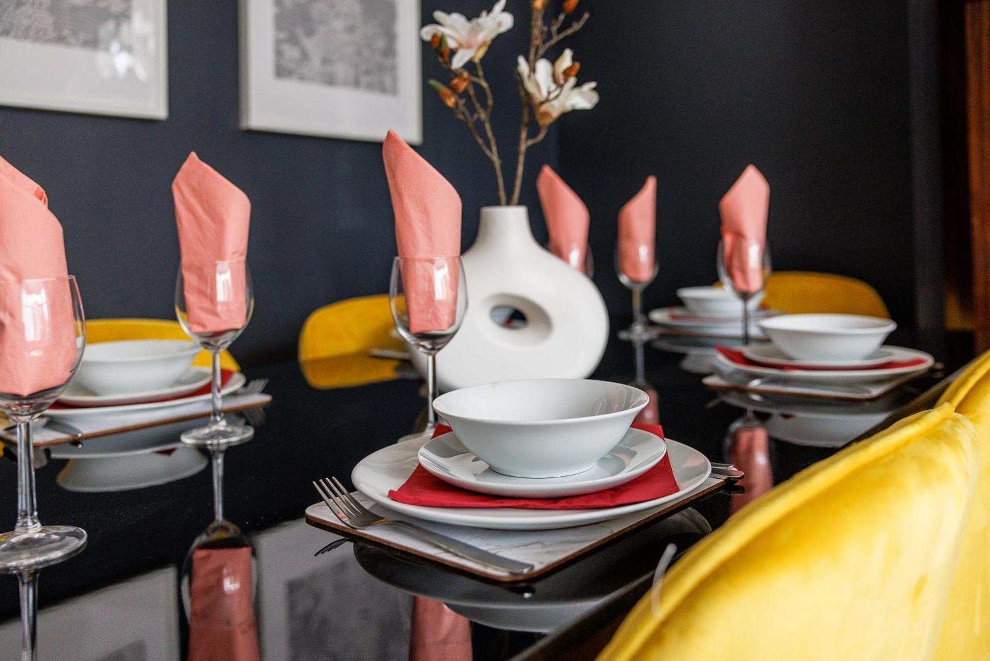 Sleek 4 Bed In Newcastle- Sleeps 9 - Parking