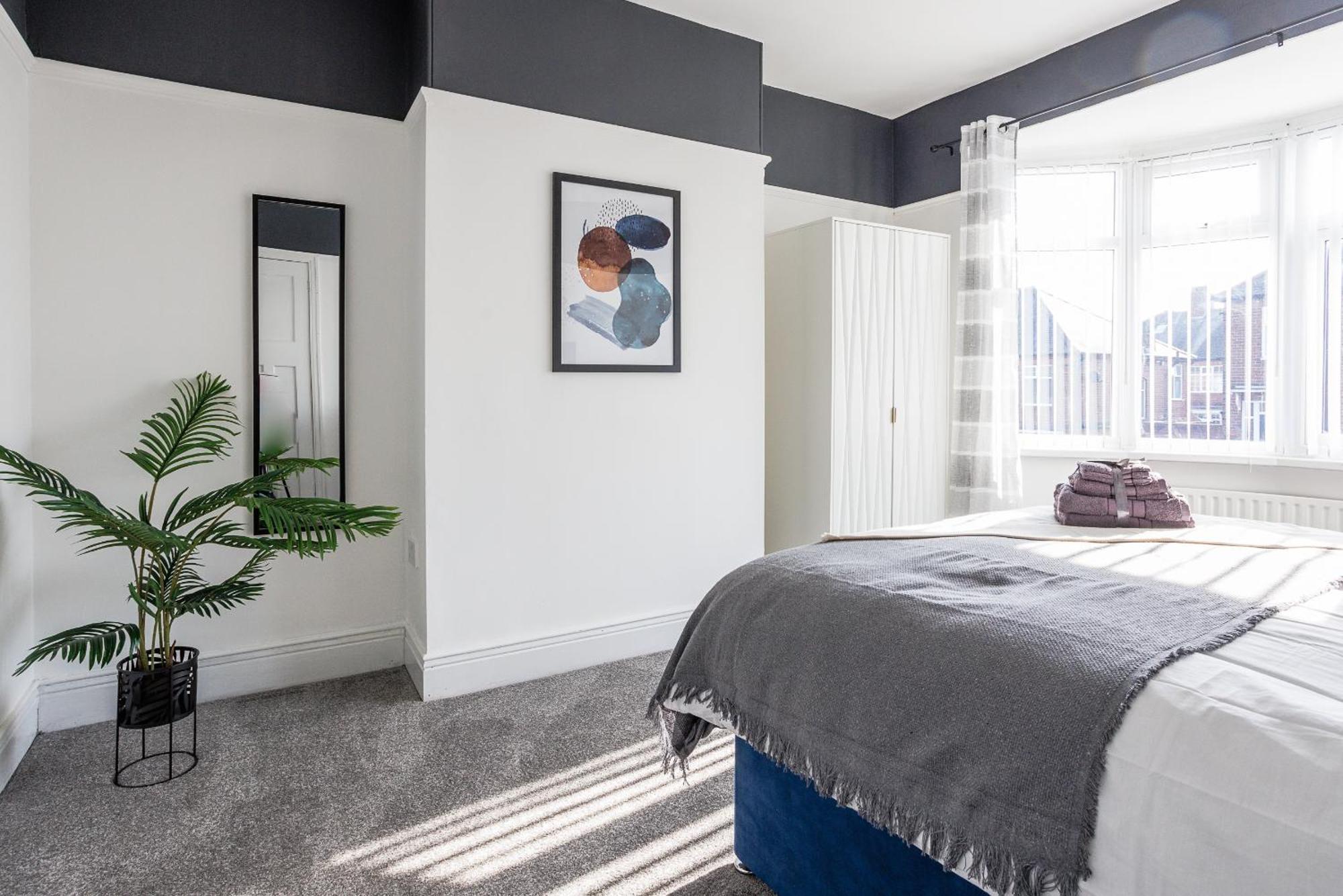 Holiday home Sleek 4 Bed In Newcastle- Sleeps 9 - Parking *