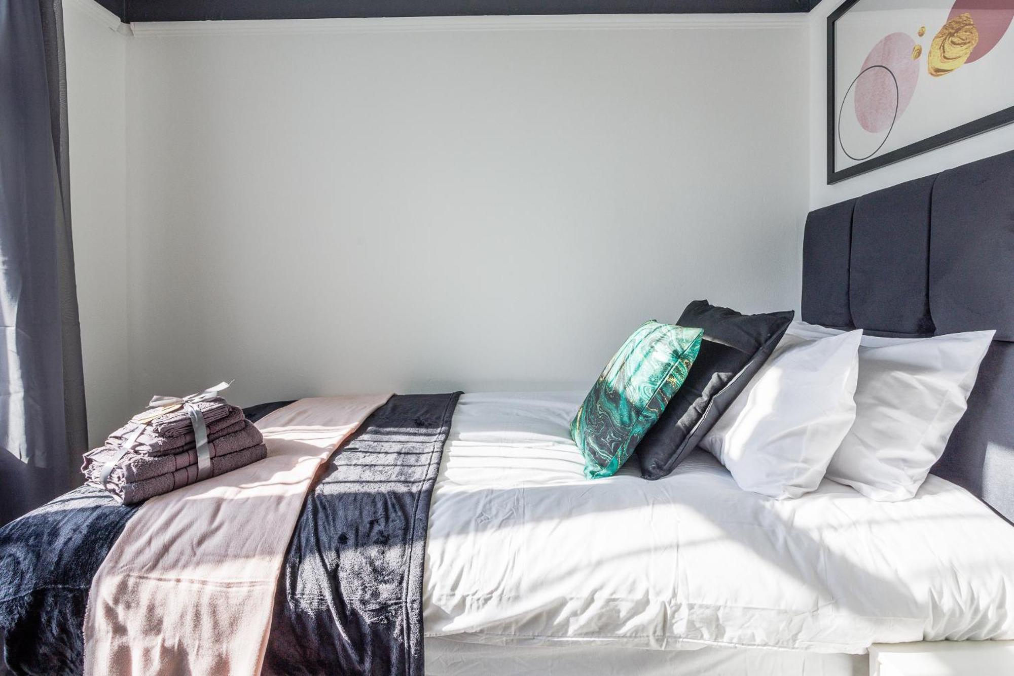 Sleek 4 Bed In Newcastle- Sleeps 9 - Parking Holiday home Newcastle upon Tyne