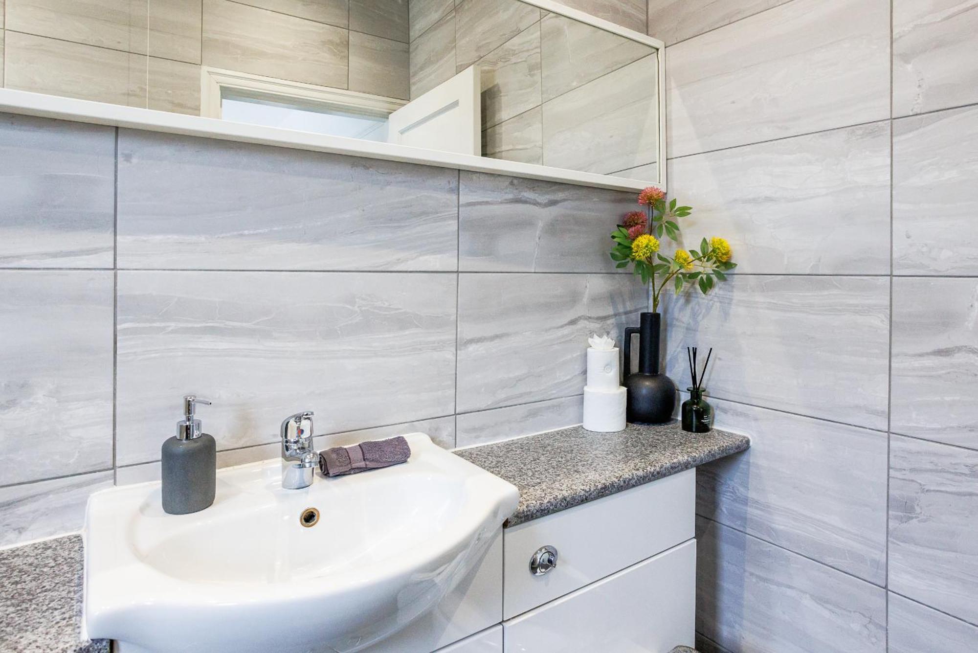Sleek 4 Bed In Newcastle- Sleeps 9 - Parking * Newcastle upon Tyne