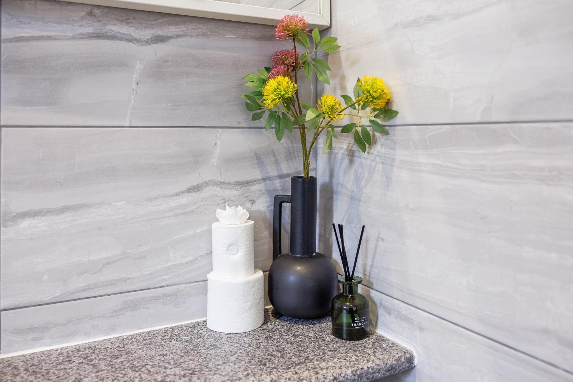 Sleek 4 Bed In Newcastle- Sleeps 9 - Parking Holiday home Newcastle upon Tyne