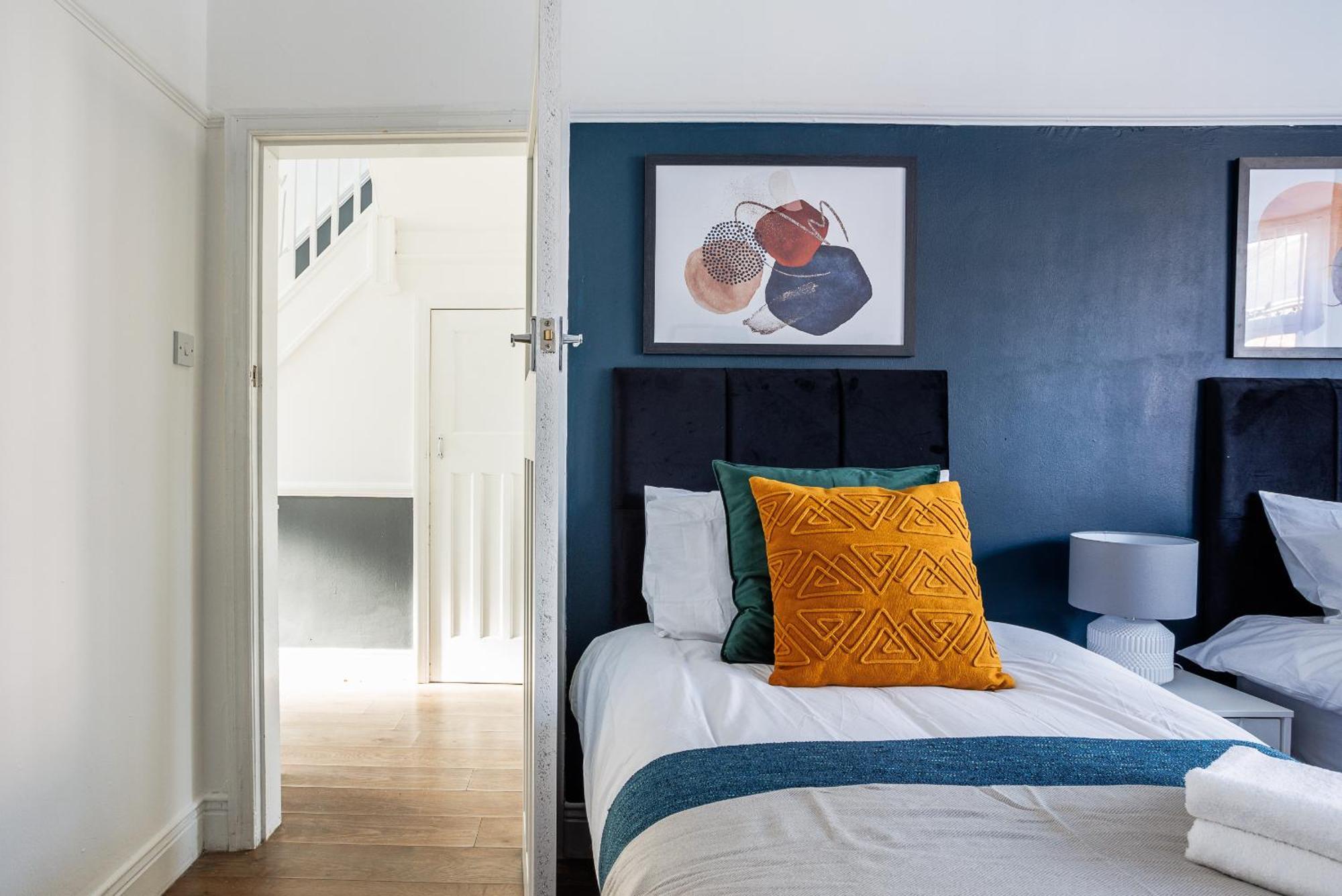 Sleek 4 Bed In Newcastle- Sleeps 9 - Parking