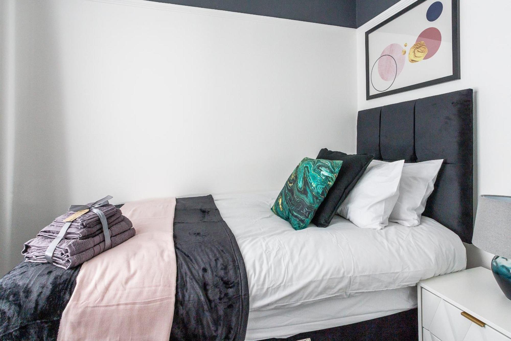 Sleek 4 Bed In Newcastle- Sleeps 9 - Parking Holiday home