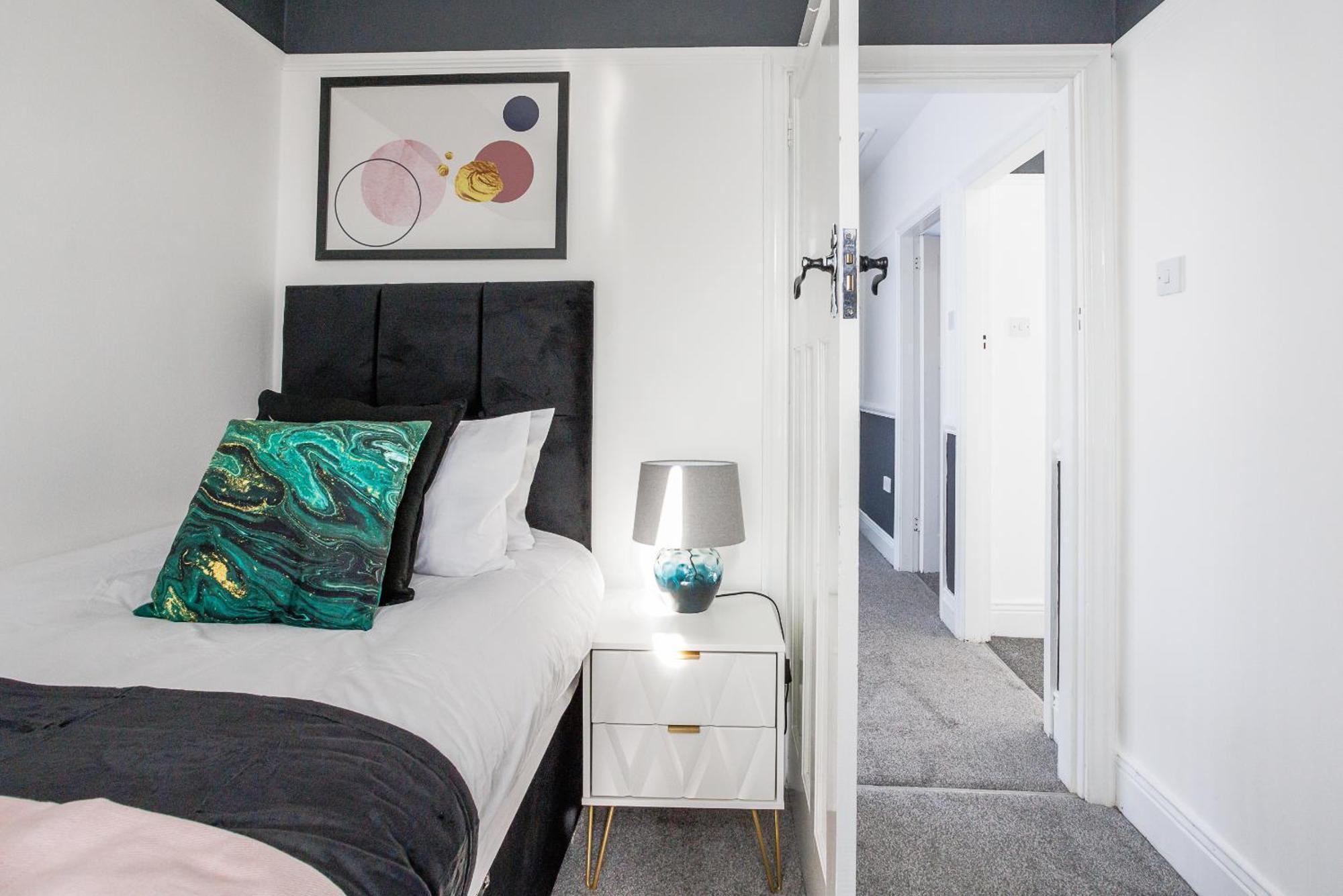 Sleek 4 Bed In Newcastle- Sleeps 9 - Parking * Newcastle upon Tyne