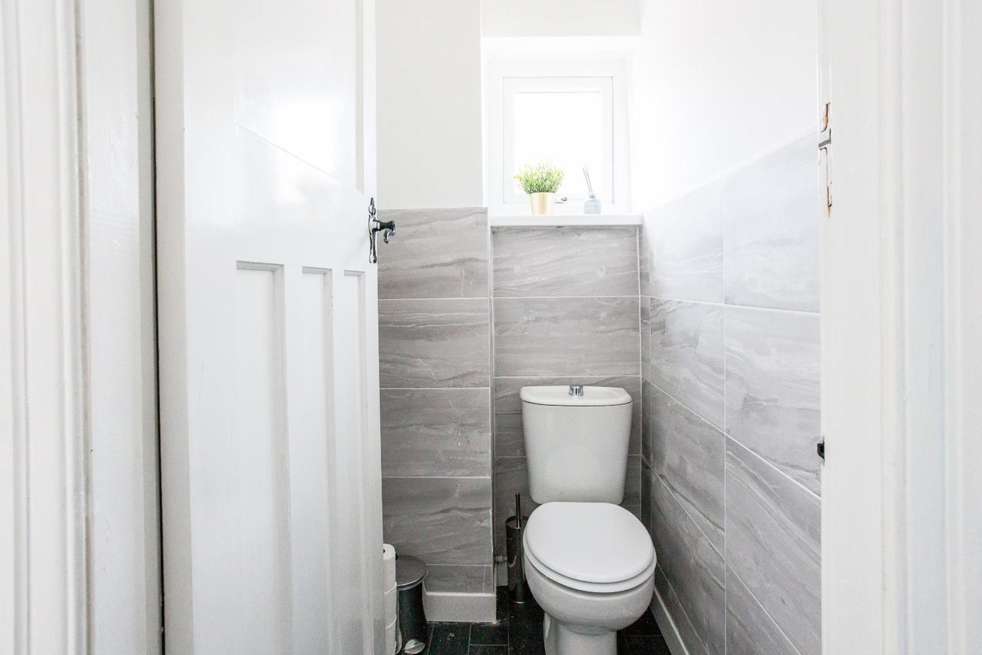 Sleek 4 Bed In Newcastle- Sleeps 9 - Parking Holiday home *