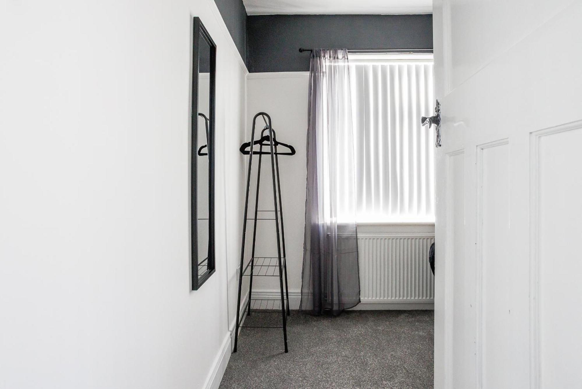 Sleek 4 Bed In Newcastle- Sleeps 9 - Parking Holiday home Newcastle upon Tyne