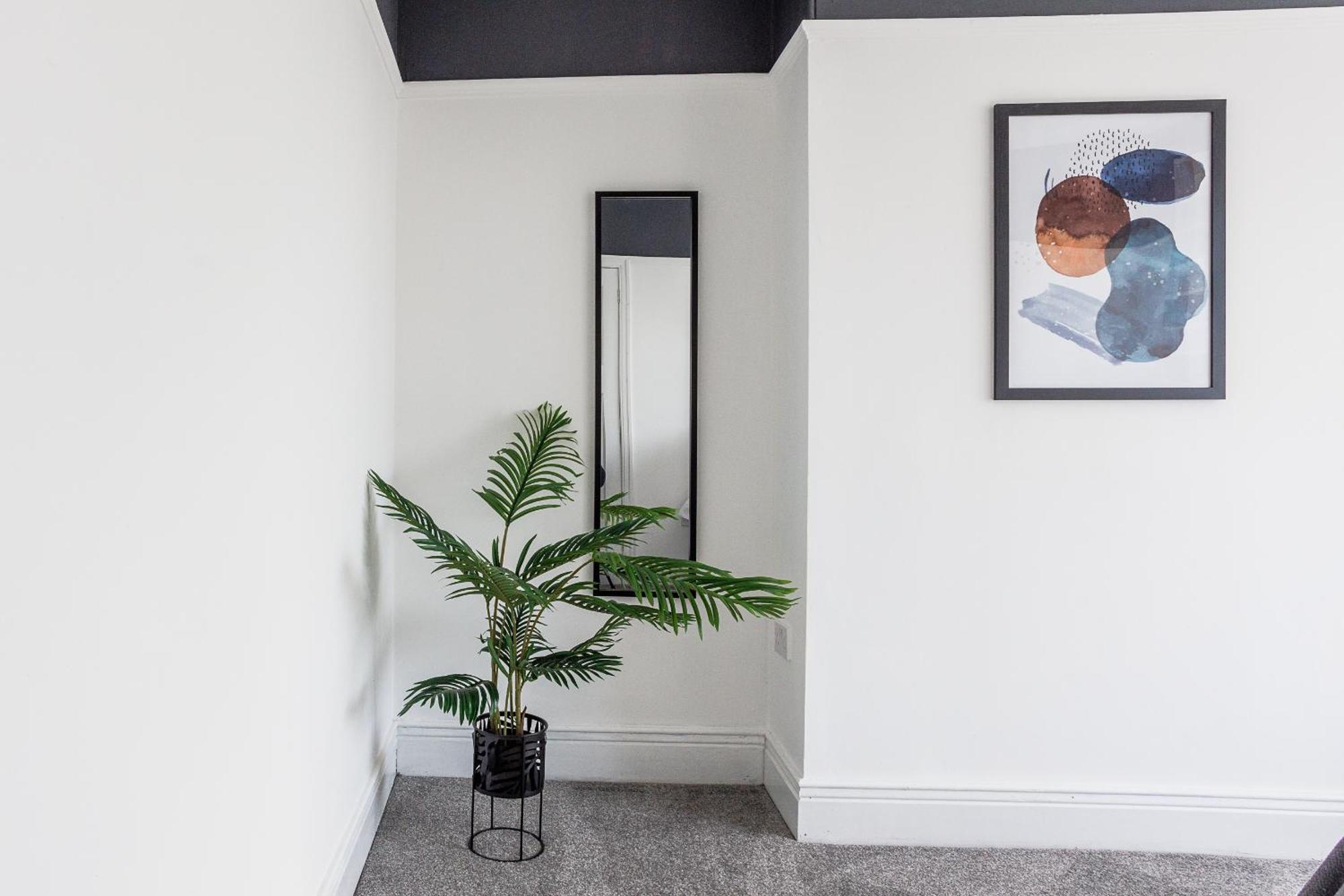 Sleek 4 Bed In Newcastle- Sleeps 9 - Parking