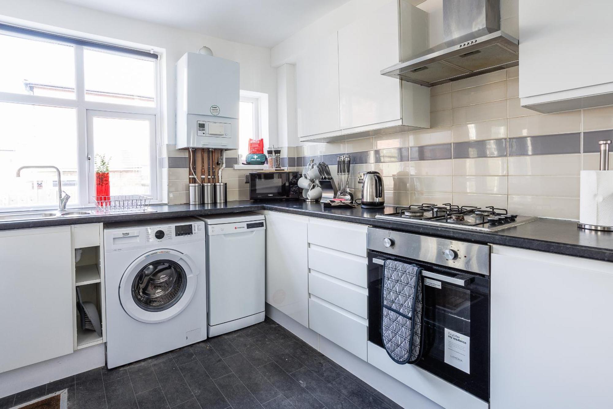 Sleek 4 Bed In Newcastle- Sleeps 9 - Parking Holiday home *