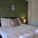 Cottenham - City Centre With Free Private Parking 2 Toilets 4 Bedroom Sleeps 8