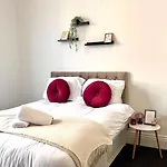 Centrally Located Apartment-Free Parking