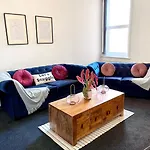 Centrally Located Apartment-Free Parking