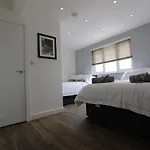 S Apartments Hot Tub 1 Mile From Newcastle City Centre Sleeps 6 Free Parking And Wi-Fi Busy High Street