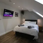 S Apartments Hot Tub 1 Mile From Newcastle City Centre Sleeps 6 Free Parking And Wi-Fi Busy High Street