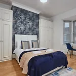 Large Flat Close To The City Centre - Sleeps 12