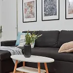 Large Flat Close To The City Centre - Sleeps 12