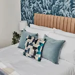 Large Flat Close To The City Centre - Sleeps 12