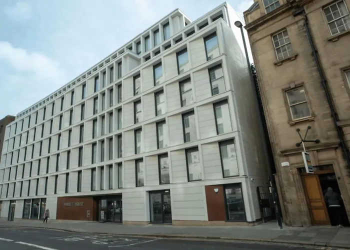 Stylish Ensuite Bedrooms With Private Bathroom And Fully-Equipped Studios At Market House In Newcastle