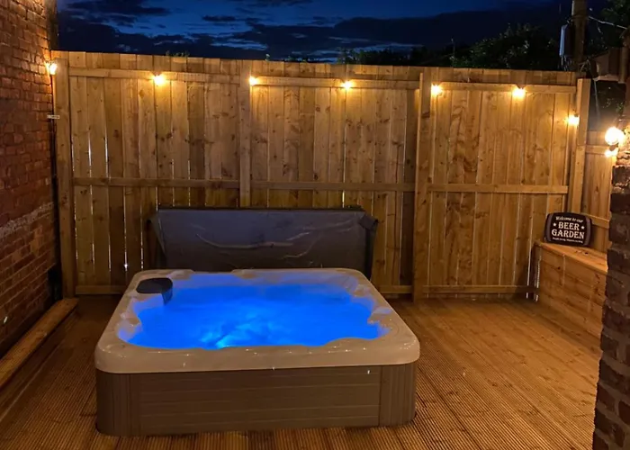 S Apartments Hot Tub 1 Mile From Newcastle City Centre Sleeps 6 Free Parking And Wi-Fi Busy High Street