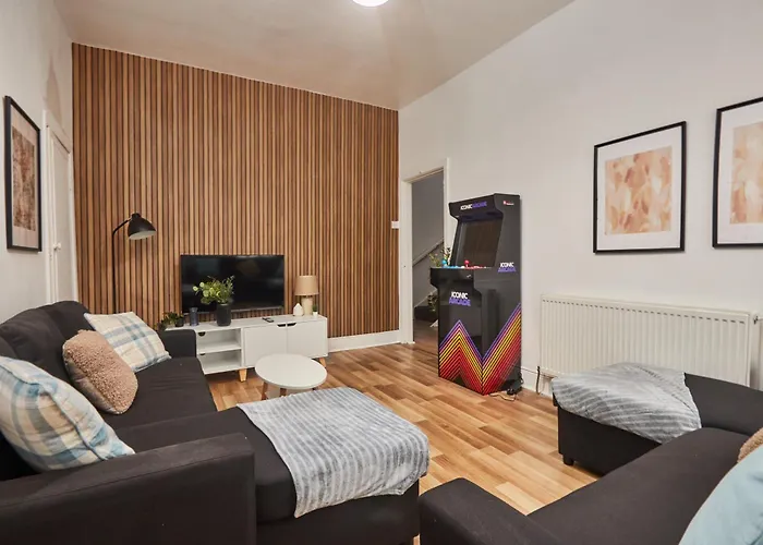 Large Flat Close To The City Centre - Sleeps 12