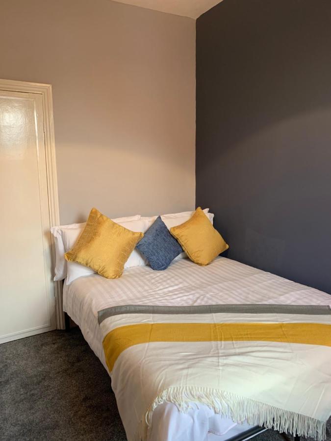Heaton-beautiful 3 Double Bedrooms Sleeps 6 Free Parking And Wifi Apartment
