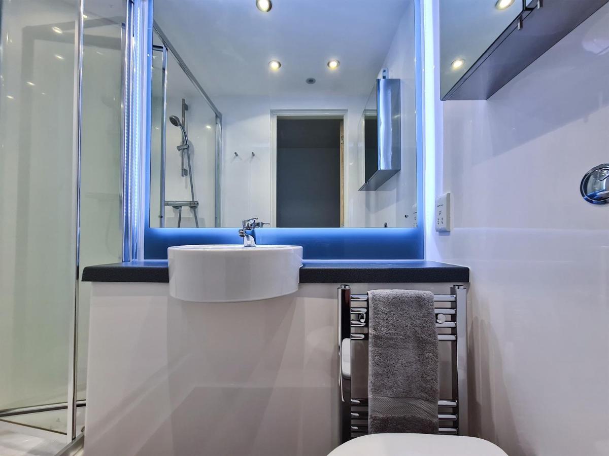 Stylish Ensuite Bedrooms With Private Bathroom And Fully-equipped At Market House In *