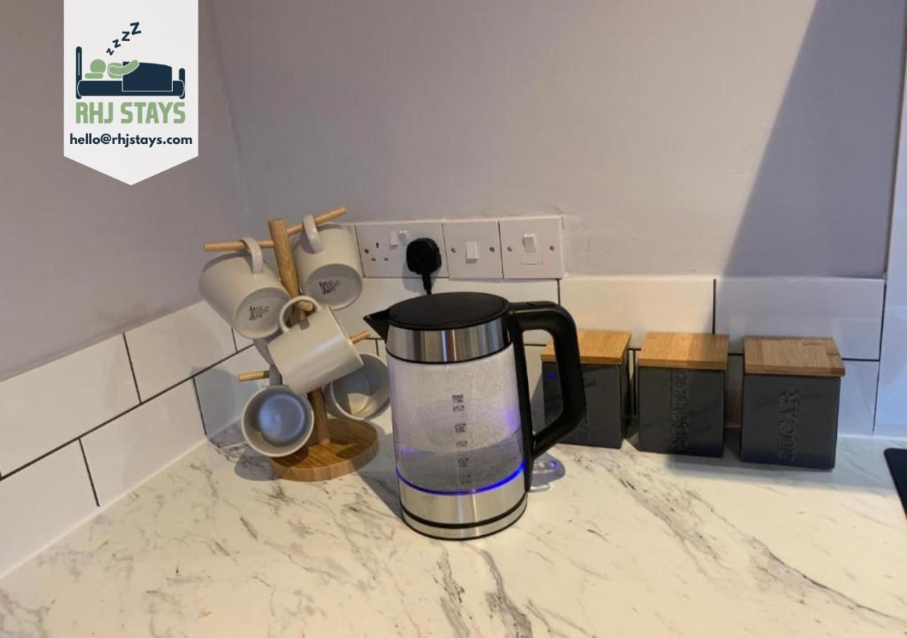 Apartment Heaton-beautiful 3 Double Bedrooms Sleeps 6 Free Parking And Wifi *