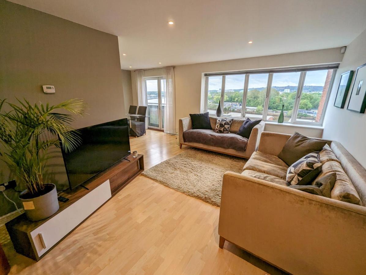 Quayside With Riverside Views & Parking