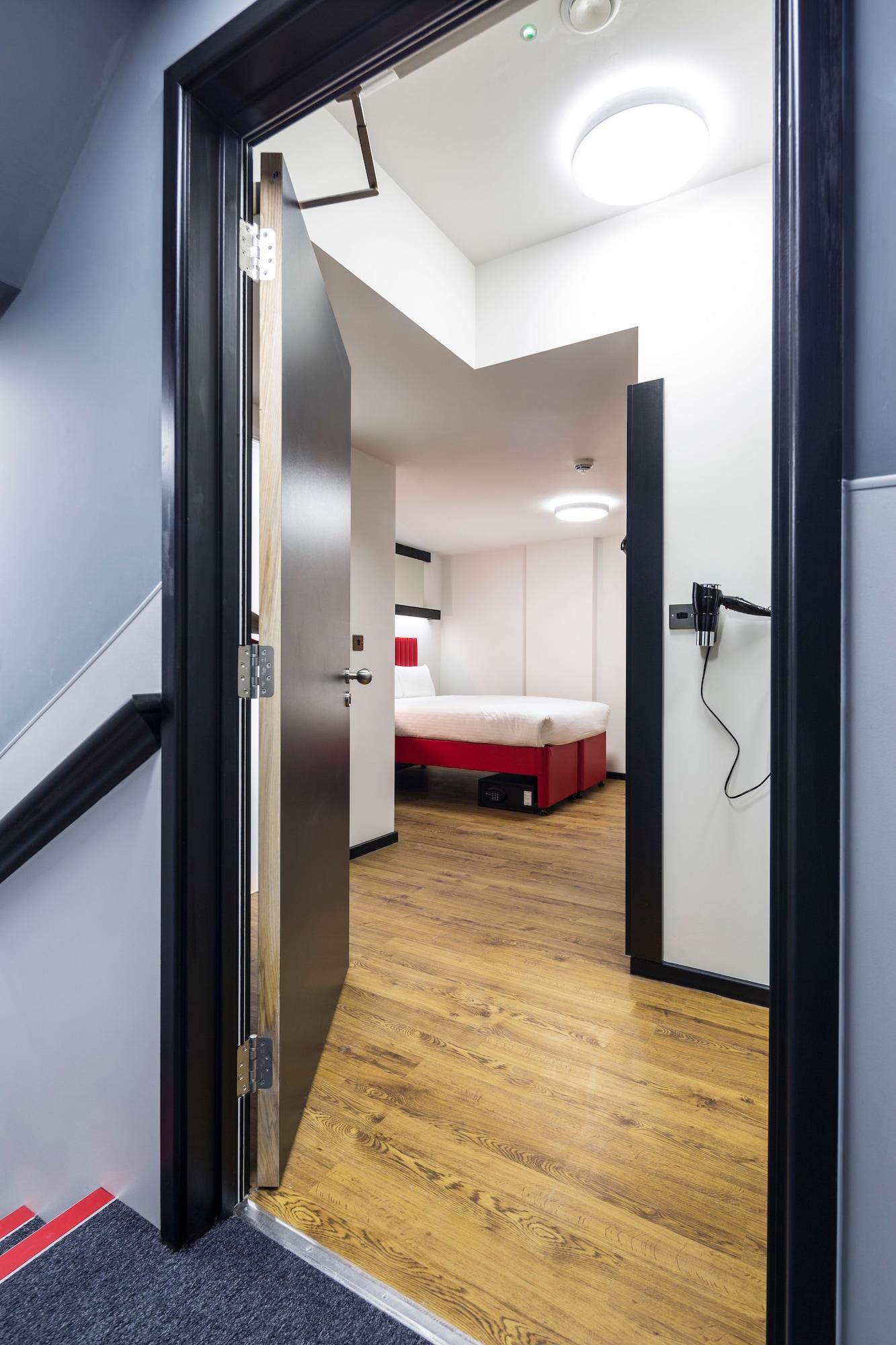 Easyhotel