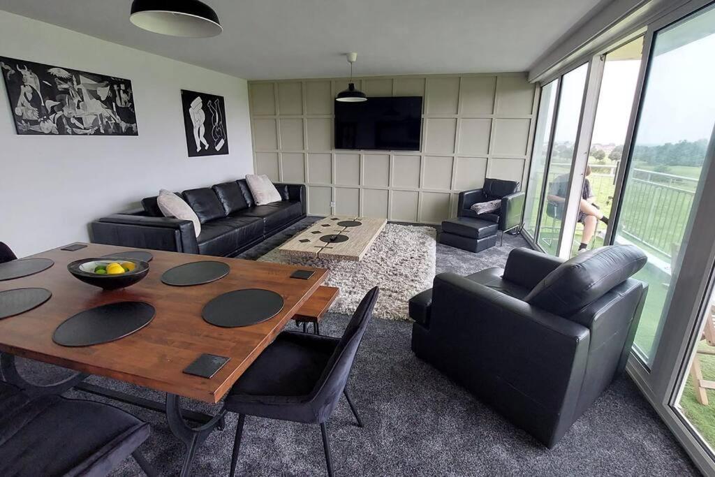 3 Bedroom Apartment With Golf Course View Apartment Newcastle upon Tyne