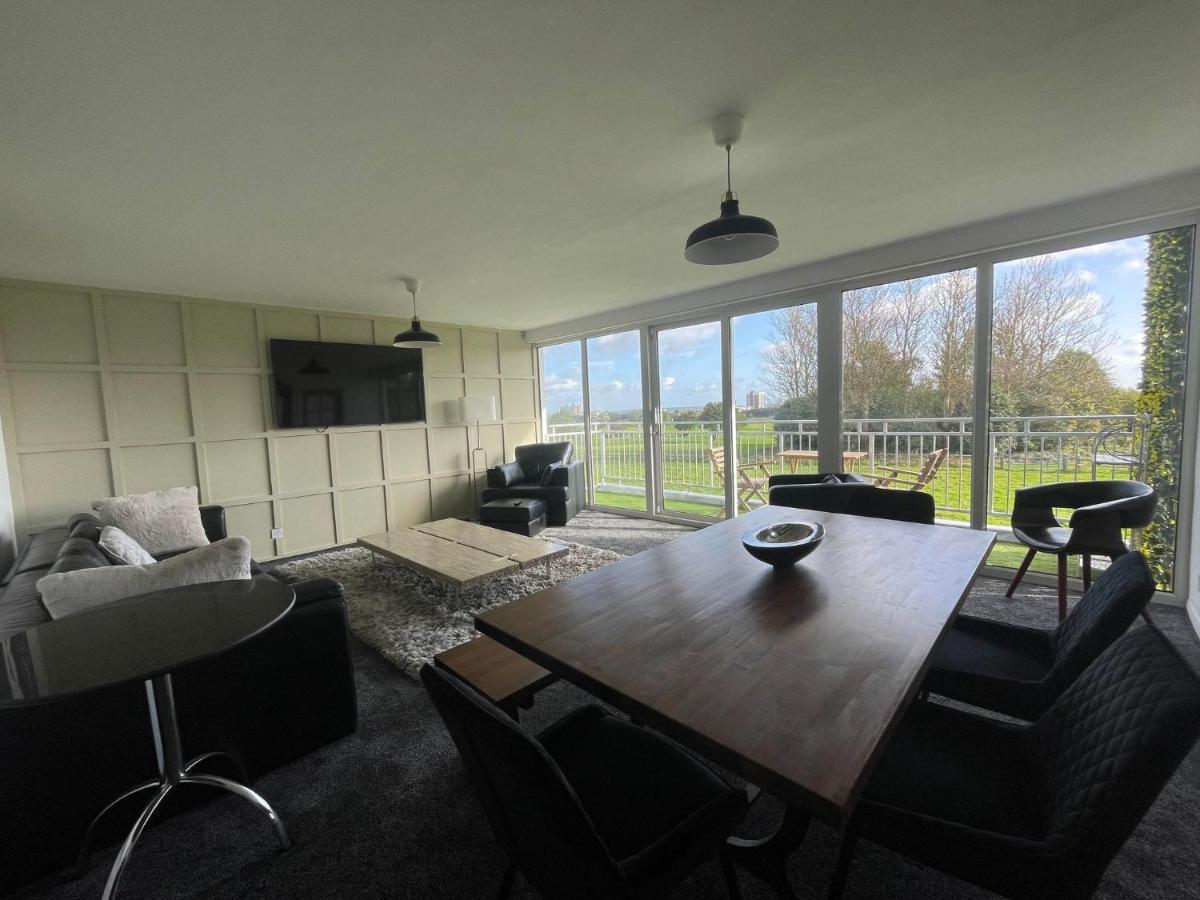 Apartment 3 Bedroom Apartment With Golf Course View Newcastle upon Tyne
