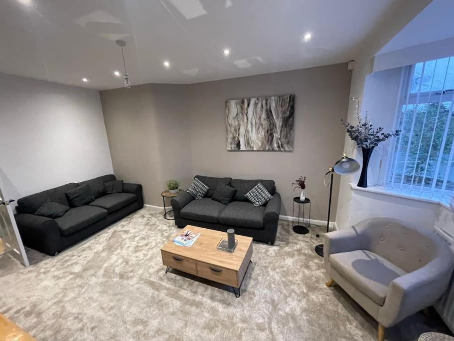 Modern Spacious 5 Bed House In Apartment