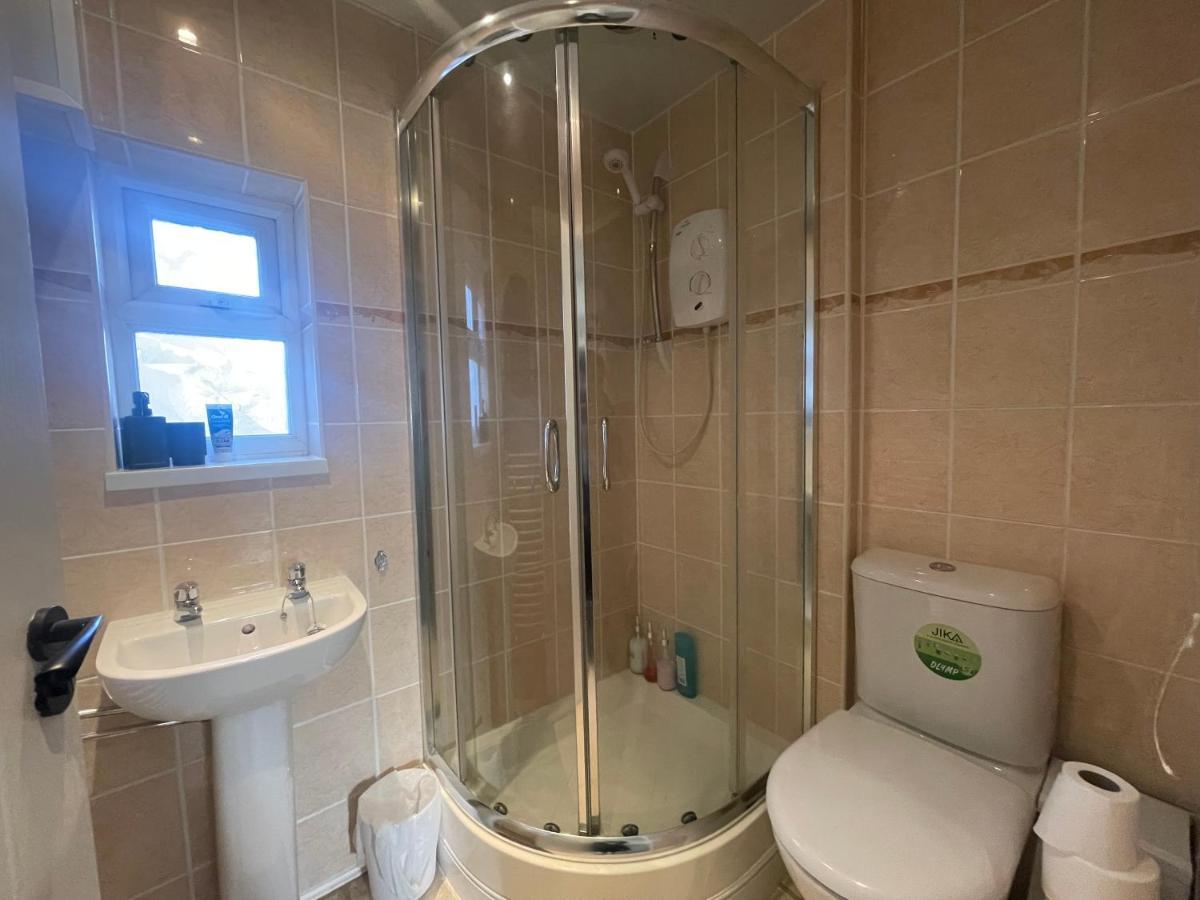 Modern Spacious 5 Bed House In Apartment *